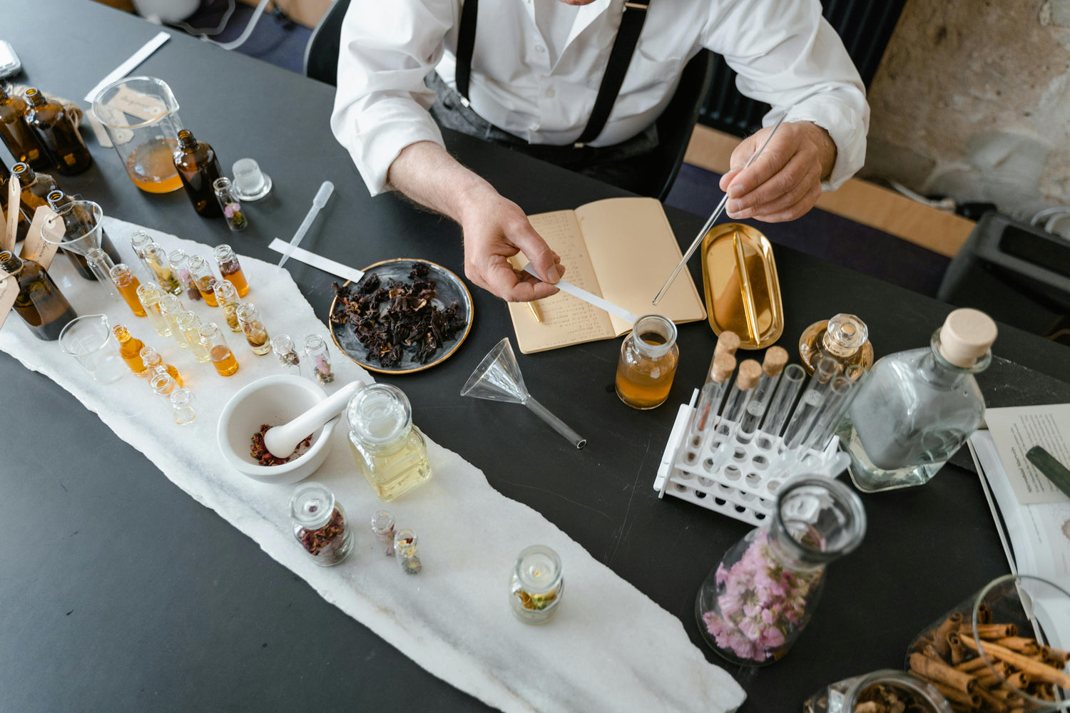 Les gantiers parfumeurs : l’origine élégante de la parfumerie française